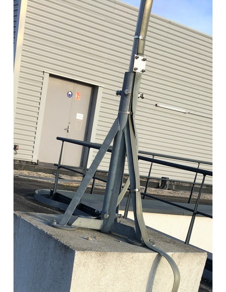 Trípode de mástil pararrayos fijado sobre pedestal de hormigón. TPRG01.